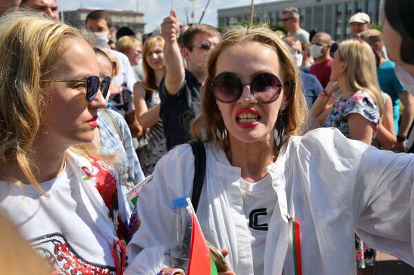 Хейтят даже из Занзибара: кто и как травит звезд за поддержку Лукашенко Хейтят даже из Занзибара: кто и как травит звезд за поддержку Лукашенко - Sputnik Беларусь