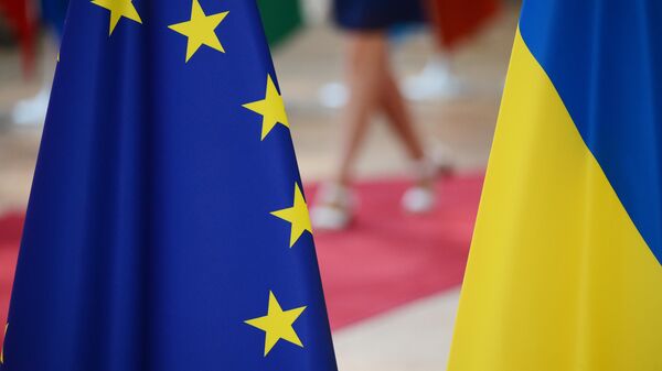 Флаги Украины и Европейского союза. - Sputnik Беларусь