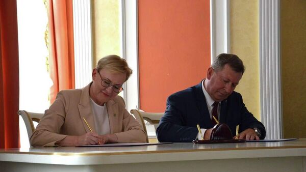 Мэр Бреста Александр Рогачук и глава округа Самара Елена Лапушкина подписывают договор о побратимстве городов - Sputnik Беларусь