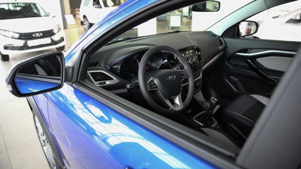 Автомобиль Lada Vesta SW Cross в автосалоне - Sputnik Беларусь