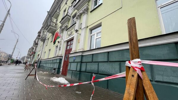 Гомельчанка оказалась в больнице после падения на нее глыбы льда с крыши - Sputnik Беларусь