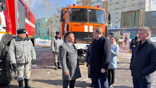 Глава МИД Беларуси Сергей Алейник (справа) провел переговоры с руководителем Госагентства по чрезвычайным ситуациям Монголии, генерал-майором Гомбоджавын Ариунбуяном (слева) - Sputnik Беларусь