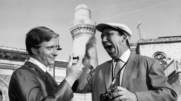Андрей Миронов (слева) в роли Геши и Юрий Никулин (справа) в роли Семен Семеныча Горбункова на съемках кинофильма Бриллиантовая рука режиссера Леонида Гайдая - Sputnik Беларусь