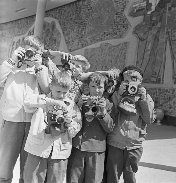 Участники кружка юных фотолюбителей Участники кружка юных фотолюбителей - Sputnik Беларусь