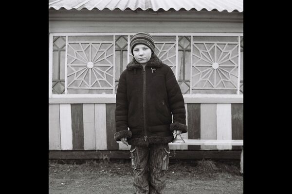 Мальчик с колокольчиком ходит вместе с колядующими во время празднования Колядок. Мальчик с колокольчиком ходит вместе с колядующими во время празднования Колядок. - Sputnik Беларусь