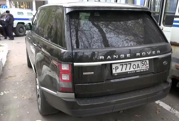 Автомобиль Рендж Ровер, на котором после совершения убийства в администрации Красногорска скрылся подозреваемый в серии убийств Амиран Георгадзе Автомобиль Рендж Ровер, на котором после совершения убийства в администрации Красногорска скрылся подозреваемый в серии убийств Амиран Георгадзе - Sputnik Беларусь