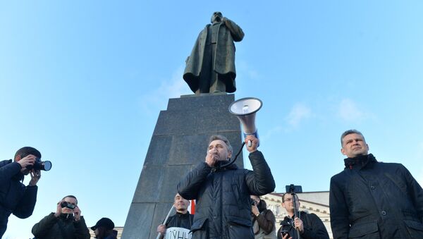Лидер ОГП Анатолий Лебедько в Молодечно выступает перед местными жителями - Sputnik Беларусь