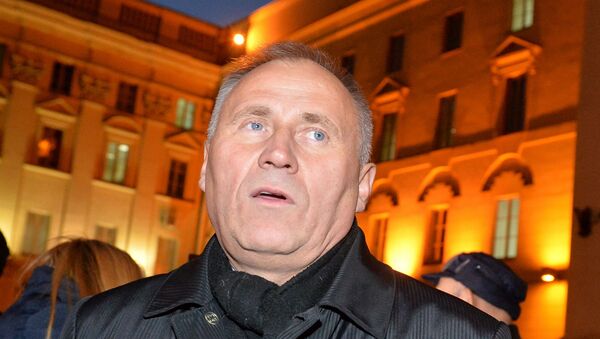 Политик Николай Статкевич возле здания КГБ, архивное фото - Sputnik Беларусь