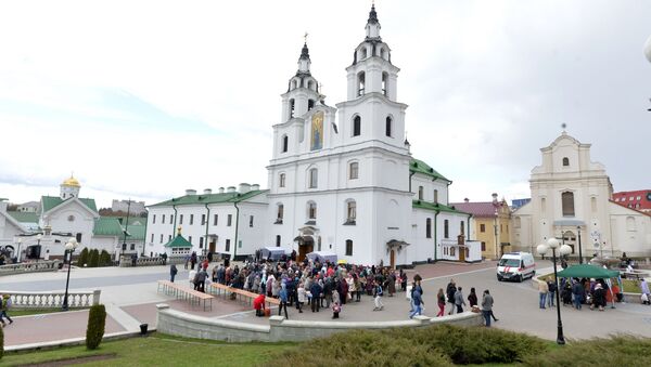 В отличие от Вербного воскресенья у Свято-Духова собора собралось не много прихожан В отличие от Вербного воскресенья у Свято-Духова собора собралось не много прихожан - Sputnik Беларусь