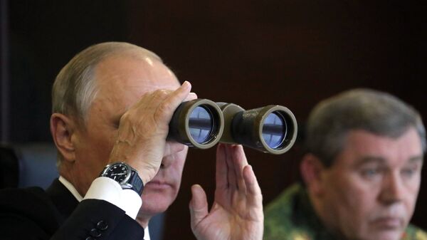 Президент РФ Владимир Путин во время инспекции действий ВС Союзного государства России и Беларуси на основном этапе учения Запад-2017 на полигоне Лужский - Sputnik Беларусь