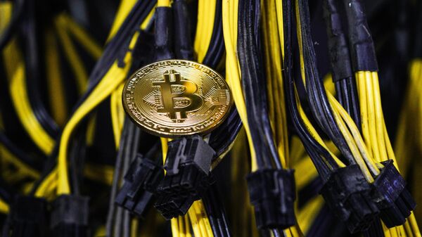Сувенирная монета биткоина - Sputnik Беларусь