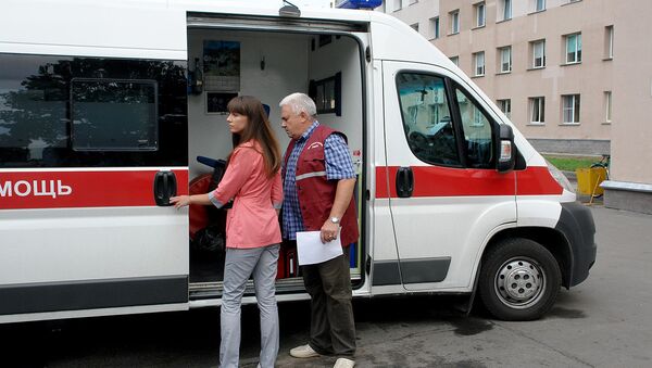 В бригаде реанимобиля – врач-реаниматолог высшей категории Иван Остапкевич и медсестра-анестезиолог Ольга Старовойтова - Sputnik Беларусь