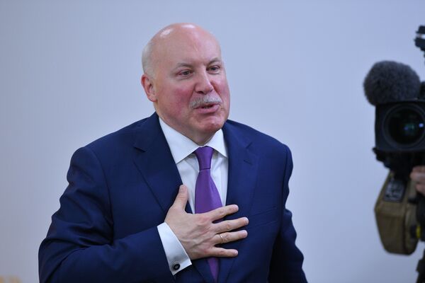 Посол России Дмитрий Мезенцев в мультимедийном пресс-центре Sputnik Посол России Дмитрий Мезенцев в мультимедийном пресс-центре Sputnik - Sputnik Беларусь