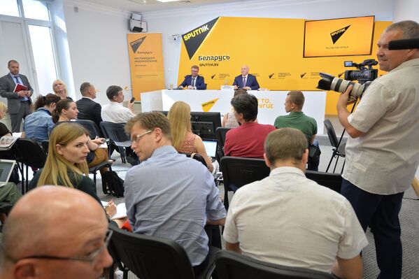 Журналисты в мультимедийном пресс-центре Sputnik во время брифинга посла России Дмитрия Мезенцева Журналисты в мультимедийном пресс-центре Sputnik во время брифинга посла России Дмитрия Мезенцева - Sputnik Беларусь