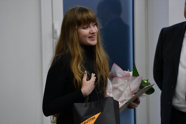 16-летняя Эвелина Безсонова – самый молодой участник конкурса, полученная награда растрогала ее до слез 16-летняя Эвелина Безсонова – самый молодой участник конкурса, полученная награда растрогала ее до слез - Sputnik Беларусь