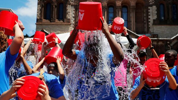 Участники флешмоба Ice Bucket Challenge  - Sputnik Беларусь