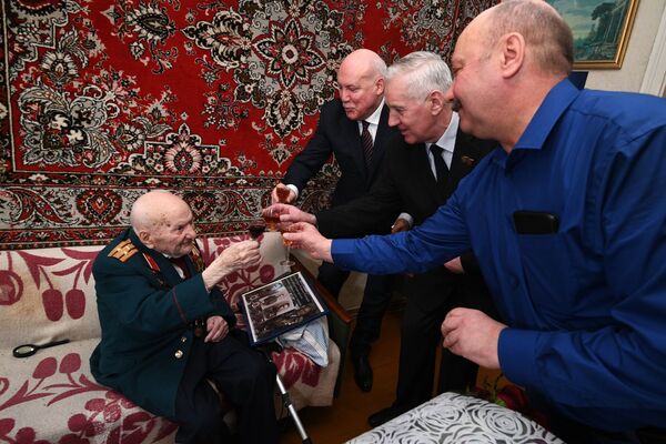 За 103 года не болел даже ОРВИ: военный доктор рассказал о рецептах здоровья За 103 года не болел даже ОРВИ: военный доктор рассказал о рецептах здоровья - Sputnik Беларусь